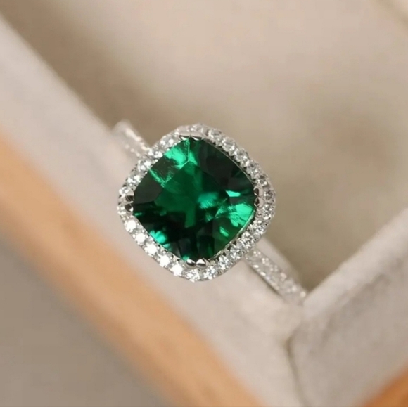 Beautiful Gemstone Ring - Picture 2 of 3